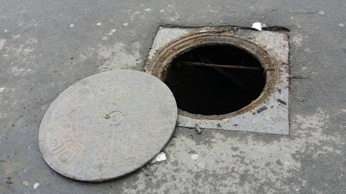 O fetiță de 12 ani și un bebeluș au căzut într-o canalizare în municipiul Codlea, județul Brașov