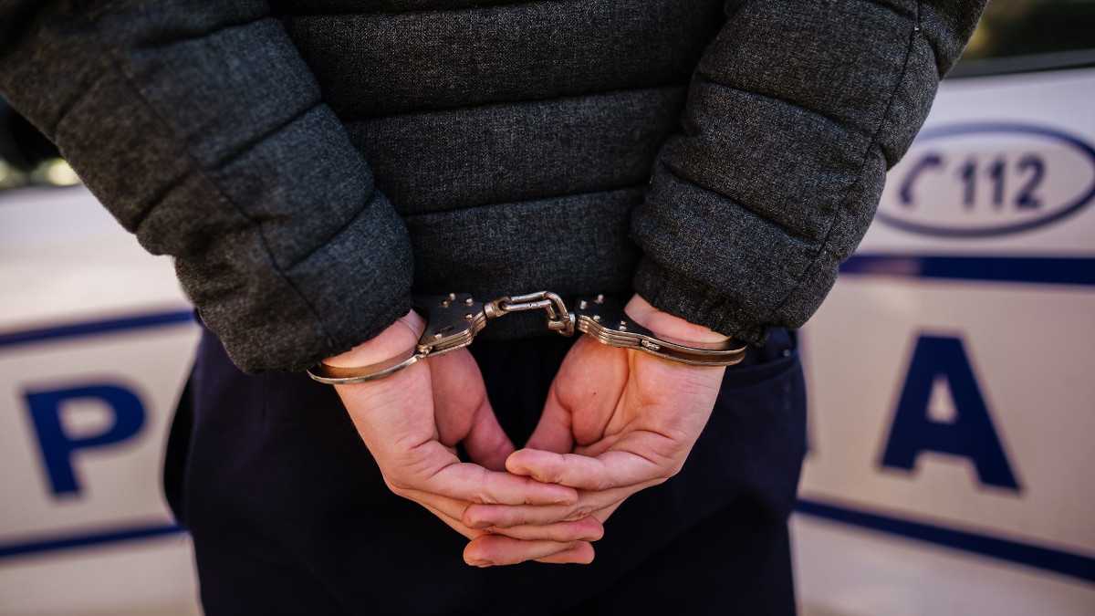 Un tânăr de 21 de ani din București a furat un telefon și niște bani dar a fost prins imediat de polițiști