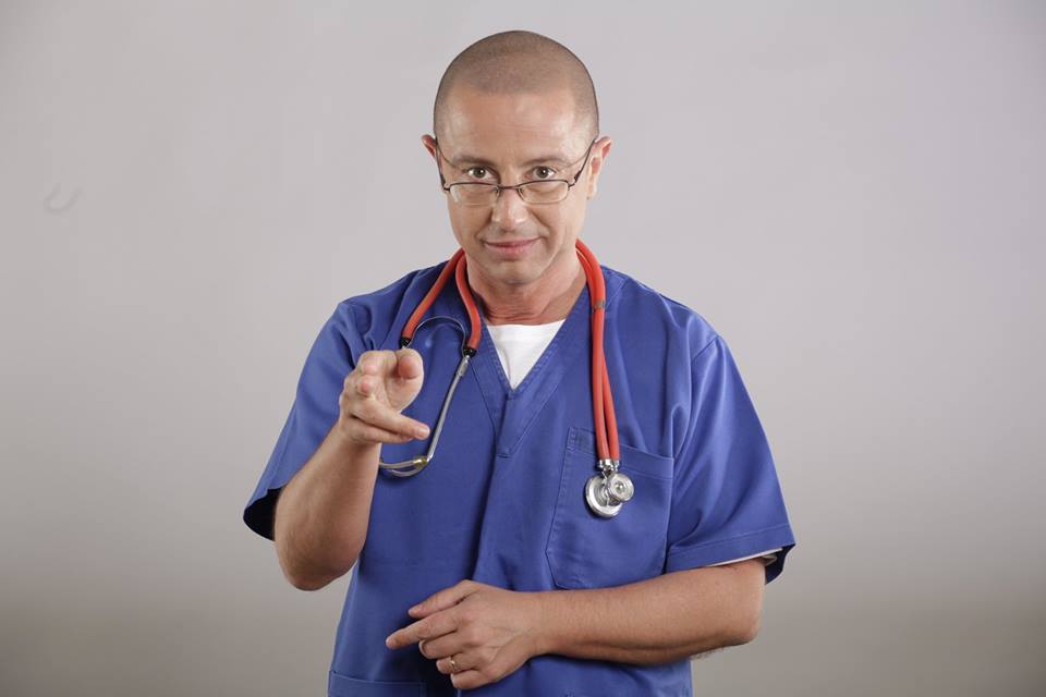 Identitatea doctorului Tudor Ciuhodaru, folosită în promovarea mincinoasă a medicamentelor. Europarlamentarul ieșean: „Eu nu am nevoie de reclamă”