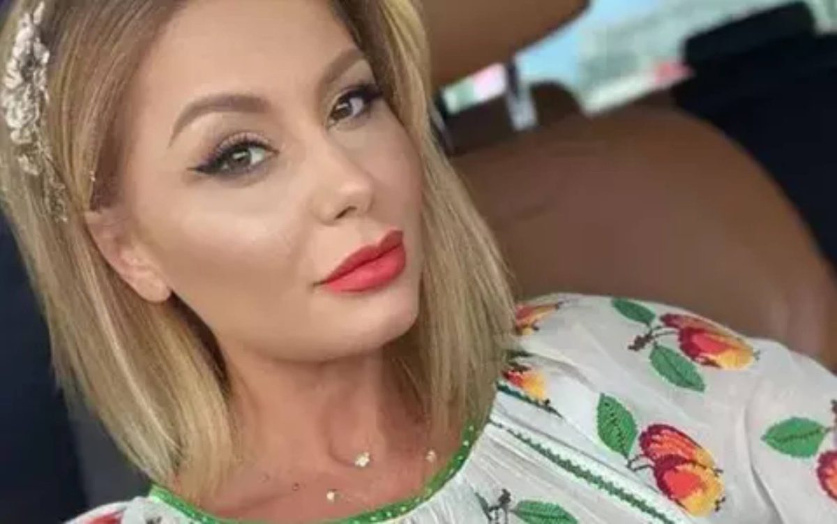 Emilia Ghinescu, surprinsă la plaja! Artista este în mare formă, la 43 de ani