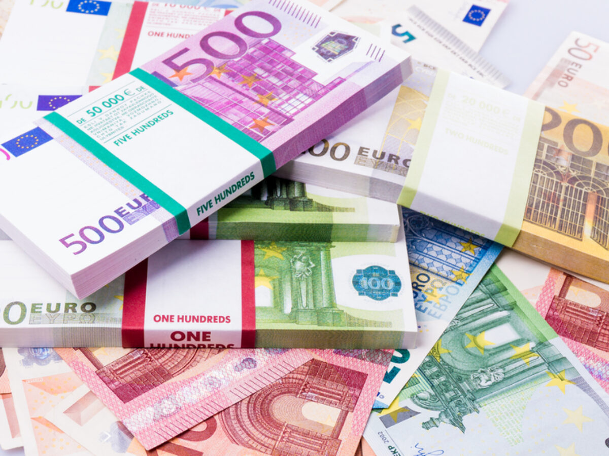 Uniunea Europeană a confiscat de la oligarhii ruși averi în valoare de 14 miliarde de euro