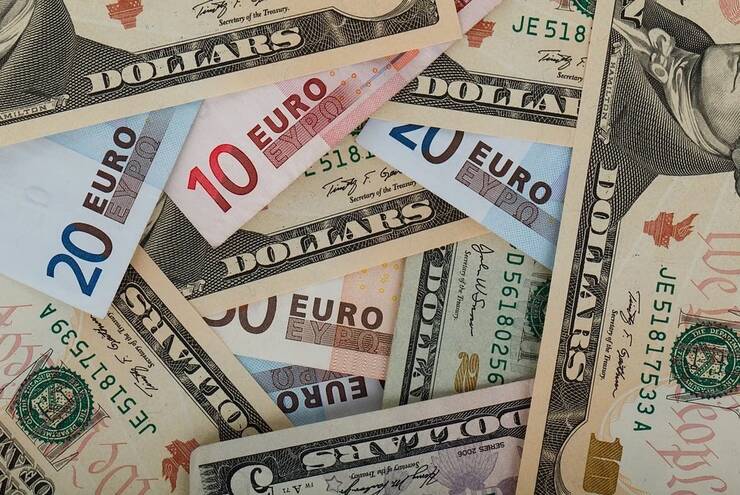 Premieră în ultimele două decenii. Un euro a ajuns să valoreze mai puțin de un dolar pe piețele externe