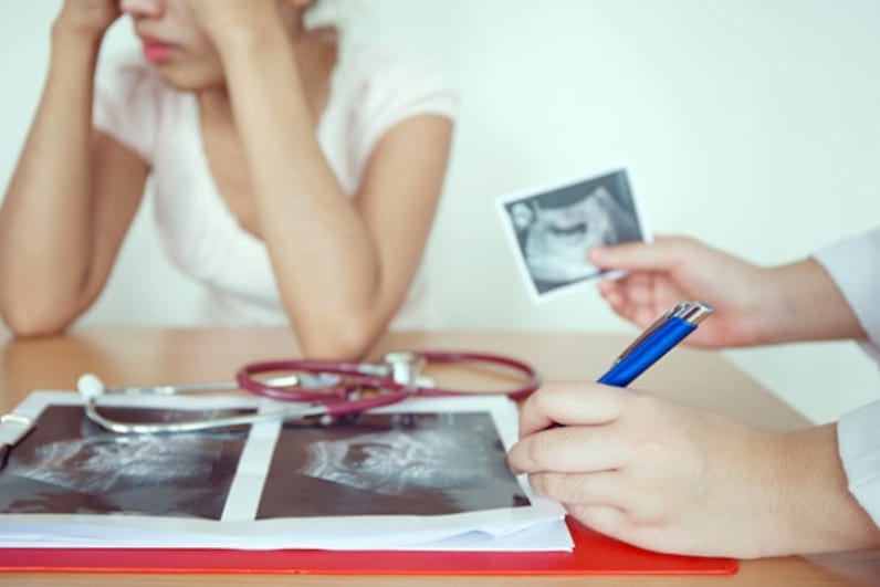 Până la câte săptămâni se poate face avortul? Tot ce trebuie să știi despre întreruperea de sarcină