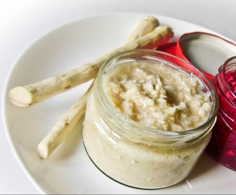 Hrean ras la borcan. Cea mai simplă metodă pentru a păstra leguma la frigider o perioadă lungă