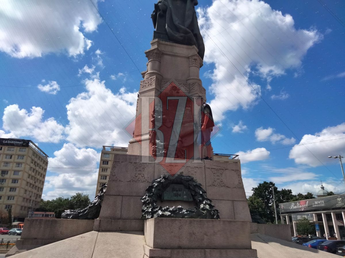 Un bărbat s-a urcat pe statuia lui Alexandru Ioan Cuza din Piaţa Unirii. Poliţia Locală Iaşi, prezentă la faţa locului – FOTO