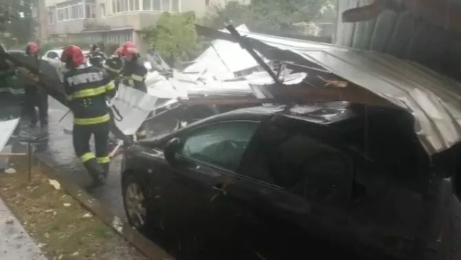 Furtuna a făcut prăpăd la Focșani. Acoperișul unui bloc a fost luat de vânt, iar copacii căzuți au distrus mașini