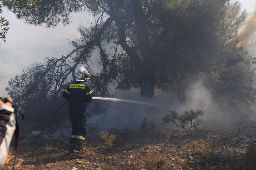 Un nou incendiu uriaş la Atena. Mai mulţi pompieri români intervin pe insulele greceşti