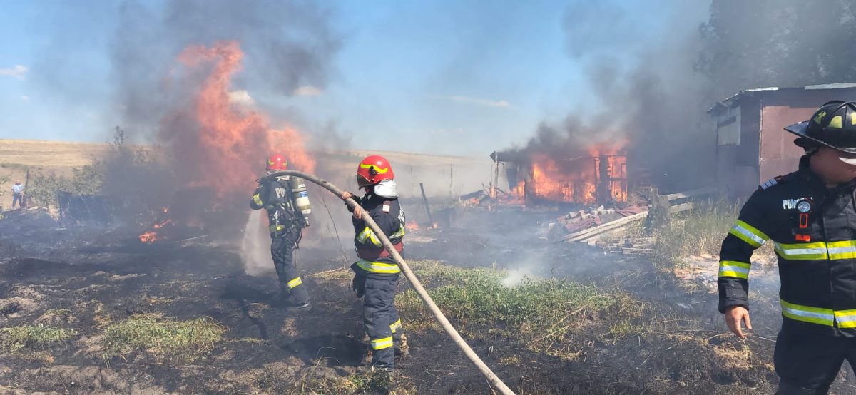 Incendiu de vegetaţie uscată în comuna Leţcani. Flăcările s-au propagat la o locuinţă – EXCLUSIV, FOTO