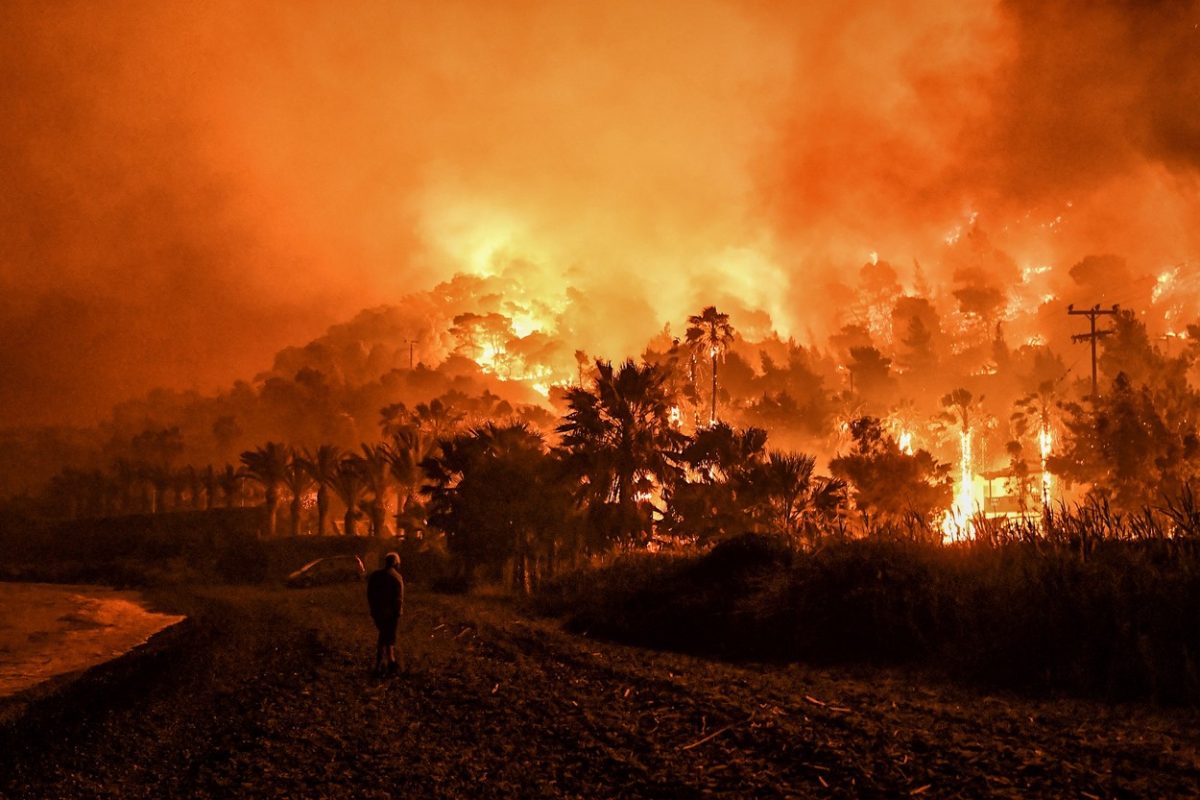 Pompierii români intervin la un incendiu izbucnit în apropiere de Atena