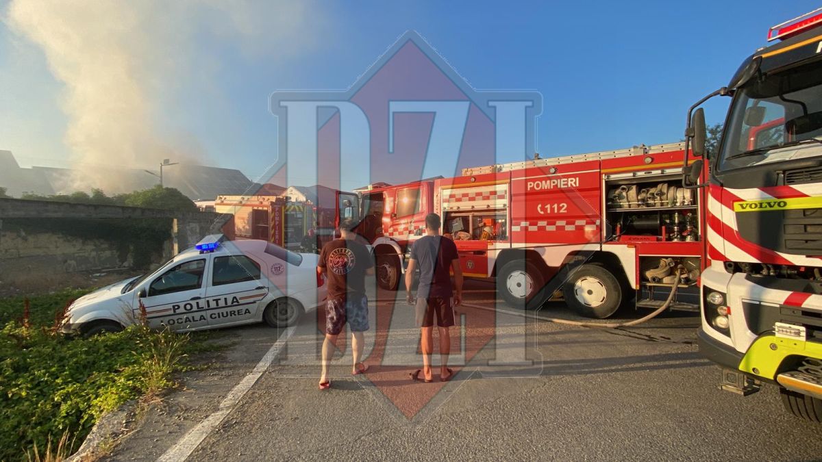Un incendiu a izbucnit la o magazie în județul Iași. Pompierii au intervenit cu trei autospeciale – EXCLUSIV, FOTO