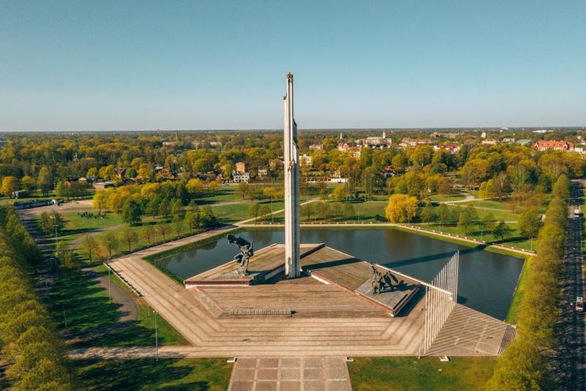 Letonia va demola aproape 300 de monumente sovietice, inclusiv uriașul memorial al victoriei din capitala Riga