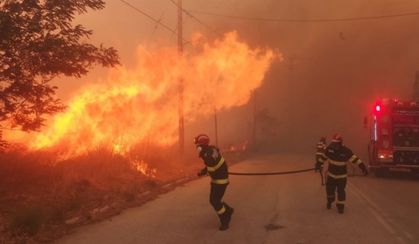 Mărturia pompierilor români care luptă cu incendiile devastatoare din Grecia: „Am salvat zeci de case”