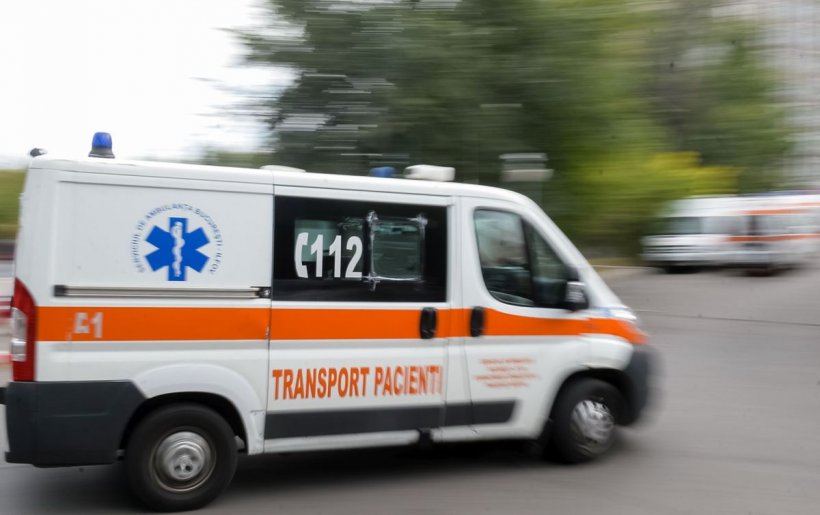 O femeie s-a prăbuşit subit în timp ce se afla la o nuntă în Dumbrava Roşie, Neamț. Medicii nu au avut decât să îi confirme decesul