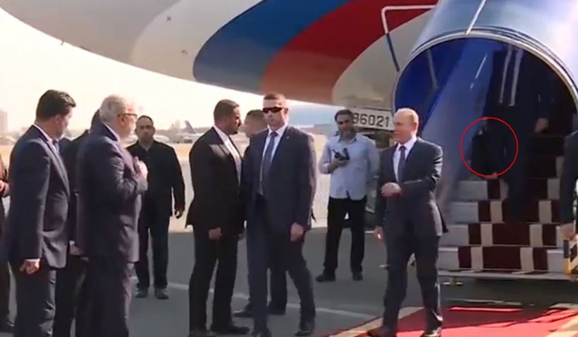 Omul cu servieta. Cu ocazia vizitei lui Putin în Iran, presa a fost cu ochii pe bărbatul ce mereu îl însoţeşte pe preşedintele rus