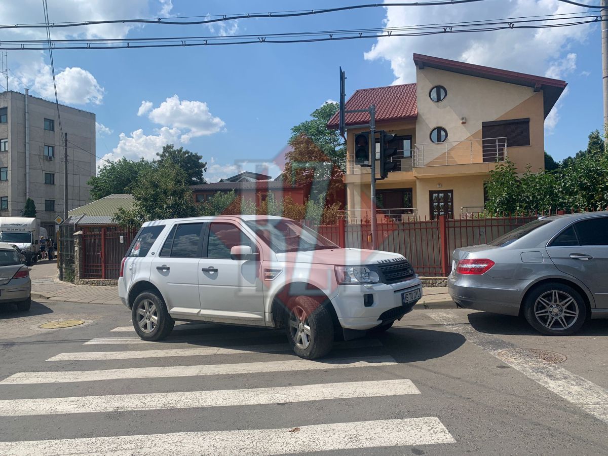 Un nesimțit de la Spitalul Militar din Iași a parcat neregulamentar pe trecerea de pietoni – EXCLUSIV, FOTO