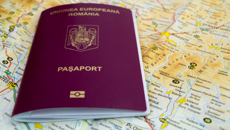 un pașaport simplu electronic pe o hartă