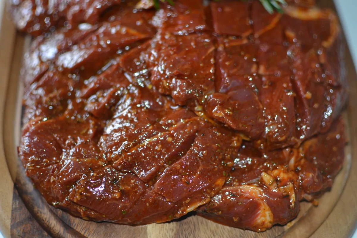 Pastrama de oaie la ceaun. De ce condimente ai nevoie ca să-ți iasă carnea aromată