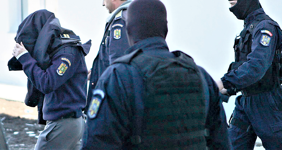 Un poliţist a fost reţinut pentru complicitate şi infracţiuni de corupţie. Acesta informa mafia lemnului asupra controalelor