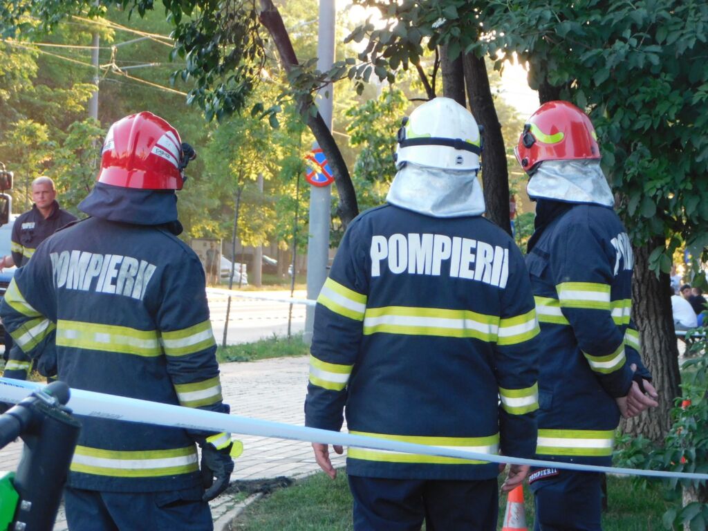 Un service a fost cuprins de flăcări în Baza 3. Pompierii intervin de urgență – EXCLUSIV