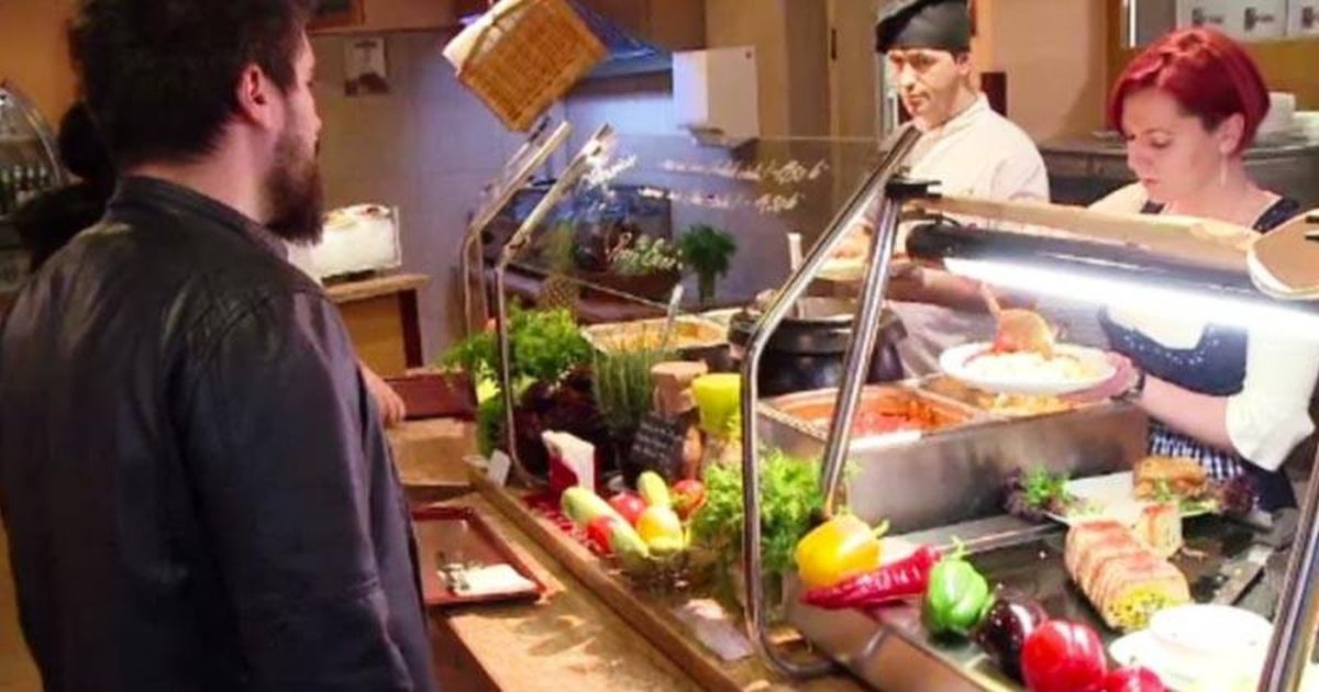 Gest impresionant al unui preot din Constanța la un fast-food. Clienții și vânzătoarea l-au judecat greșit