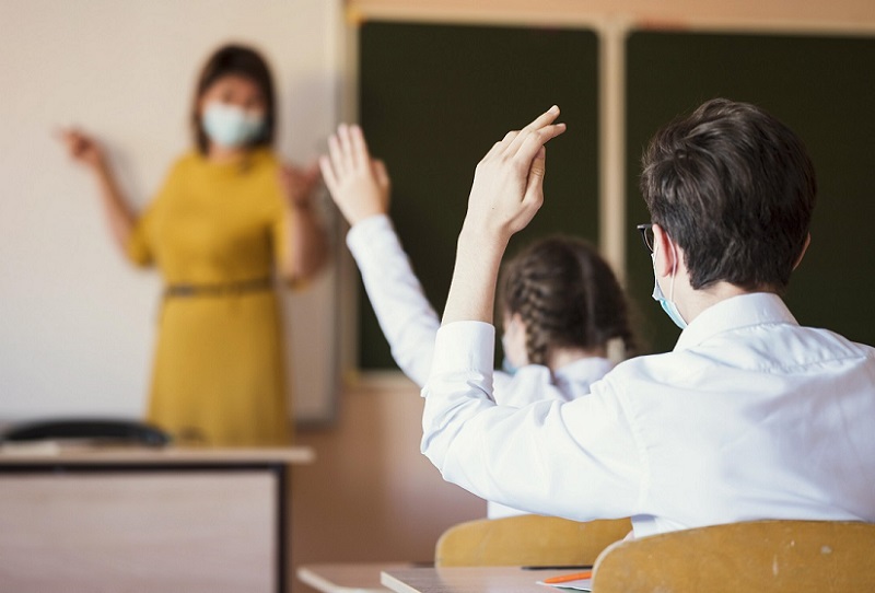 O nouă schimbare în învăţământul românesc: Din toamnă, profesorii vor încheia o singură medie anuală
