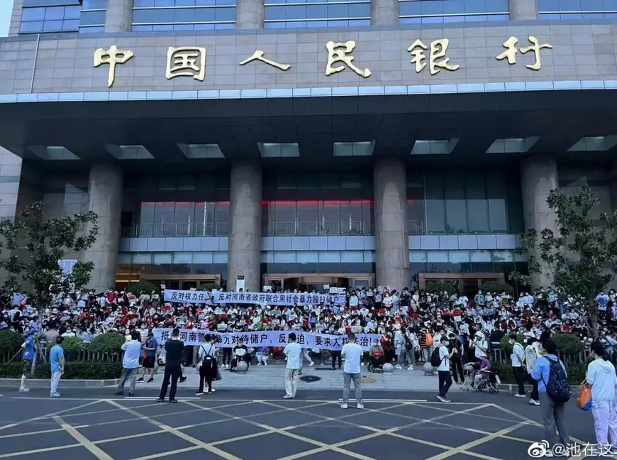 Proteste în China. Cetățenii din Zhengzhou nu își mai pot ridica banii din bănci. Mai multe persoane au fost rănite – FOTO, VIDEO