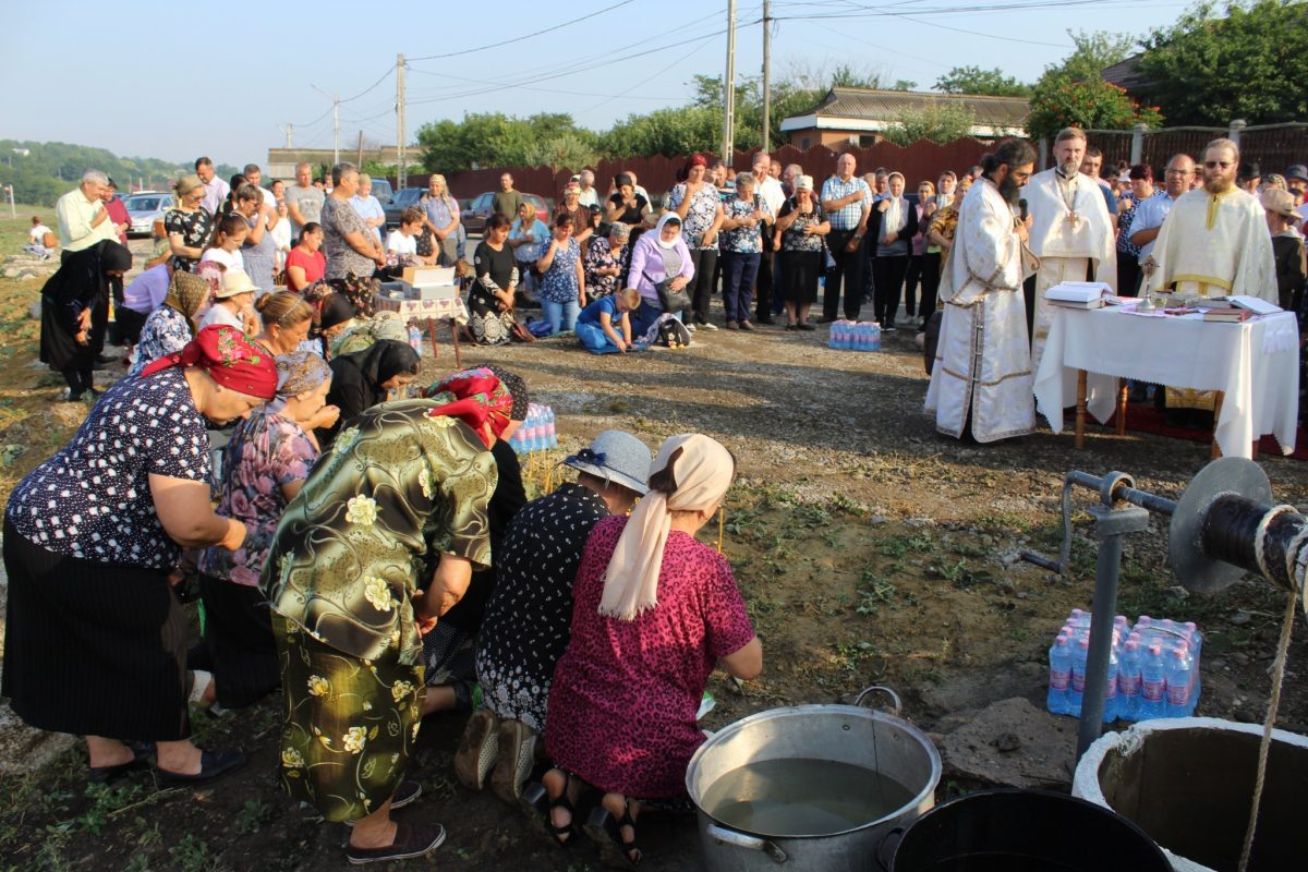 În comuna Coarnele Caprei din județul Iași, oamenii și preotul se roagă pentru venirea ploii