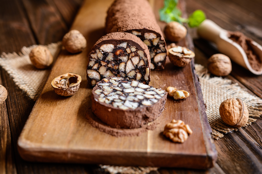 Salam de biscuiți cu ciocolată, un desert irezistibil. Rețeta delicioasă care îți va aminti de vremea copilăriei