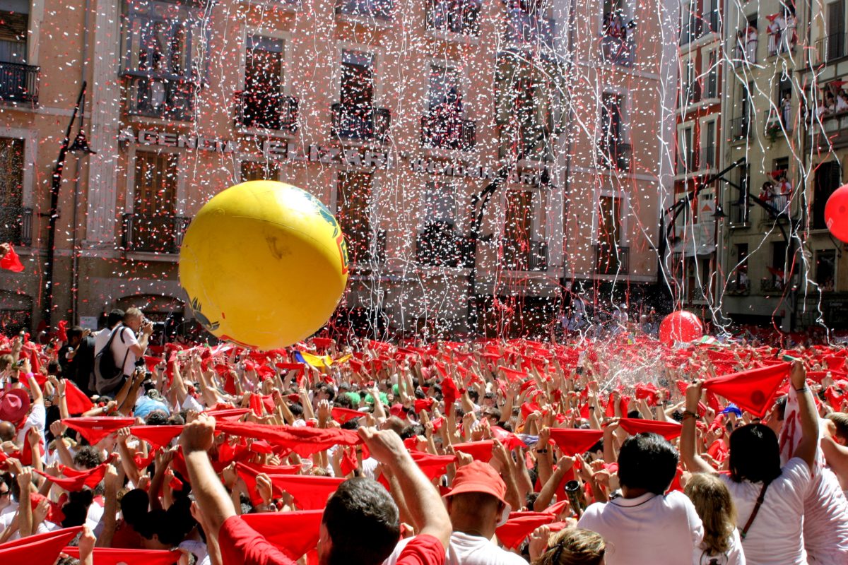 Cel puţin cinci persoane au fost rănite în timpul primei curse cu tauri de la Festivalul San Fermin din Pamplona – VIDEO