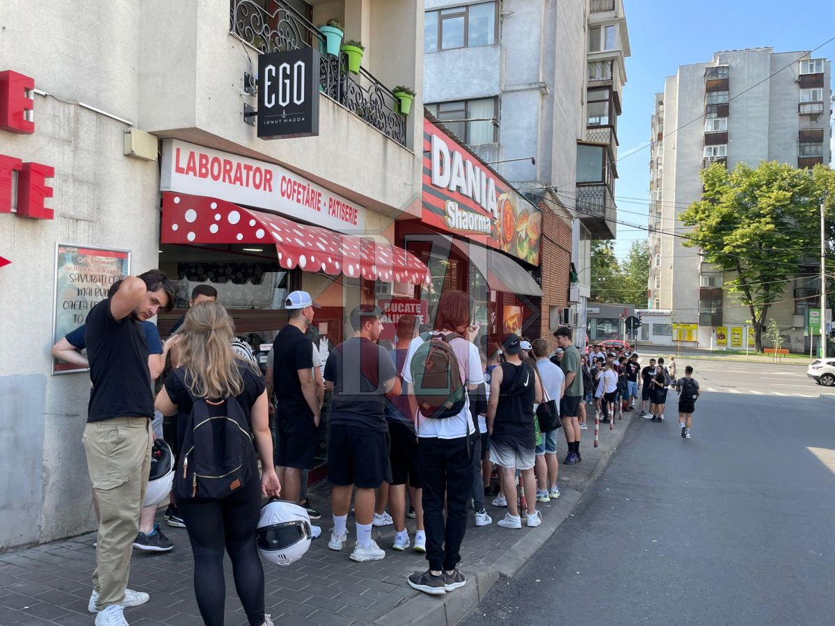 Isterie în centrul Iaşului. Șaorma gratis pentru utilizatorii Tik Tok – FOTO