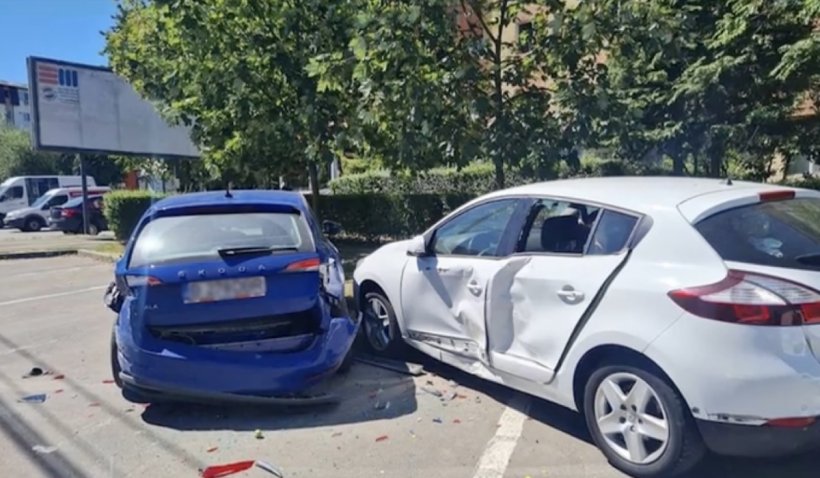 O șoferiță de 19 ani a distrus patru mașini parcate în Baia Mare. Ce a făcut-o să se sperie și să intre pe contrasens