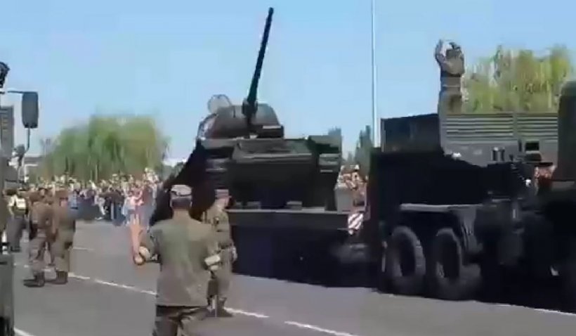 Imagini devenite virale cu un tanc rusesc ce cade de pe o platformă: „N-a vrut să fie trimis în Ucraina” – VIDEO