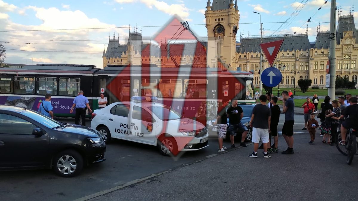 Circulație blocată în față la Palat. Un român a parcat prea aproape de linia de tramvai – EXCLUSIV, GALERIE FOTO