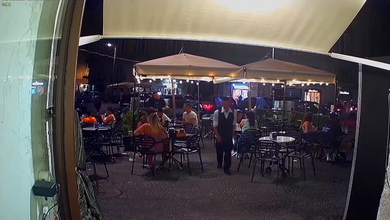 Un turist a fost jefuit sub amenințarea armei la o terasă din Napoli. După 7 minute, hoții i-au adus ceasul înapoi – VIDEO