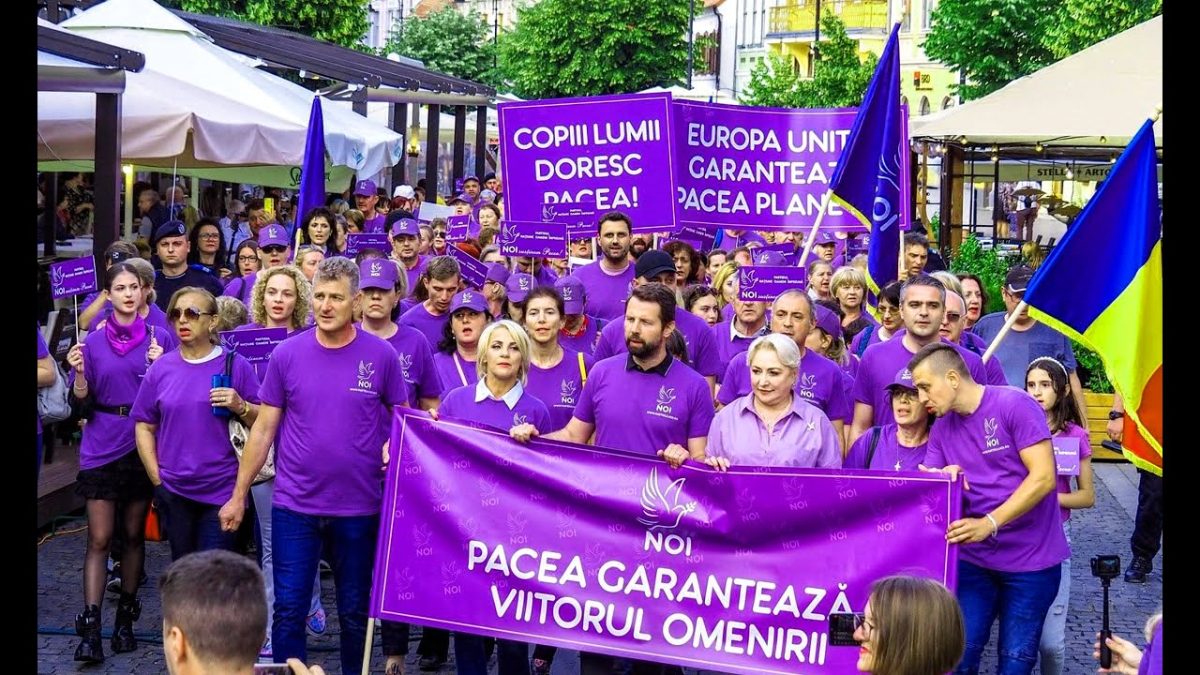 Viorica Dăncilă s-a plimbat prin mai multe orașe și a cântat despre pace – VIDEO