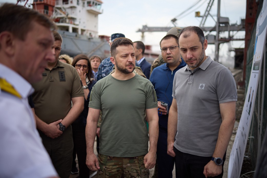 Zelenski a fost vineri în portul Odesa, unde 17 nave încărcate cu grâu așteaptă ridicarea blocadei ruse
