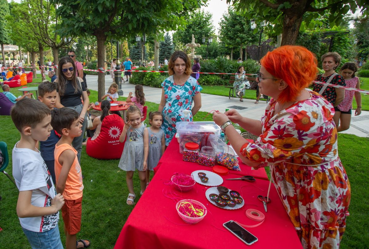Atmosferă de vacanță, la Iulius Town: discotecă pentru copii, ateliere de modelaj în lut și teatru de păpuși