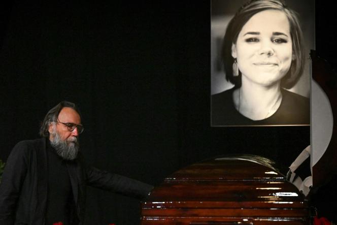 Daria Dughina va fi inmormântată astăzi. Alexander Dughin, in lacrimi lângă sicriul fiicei lui – FOTO