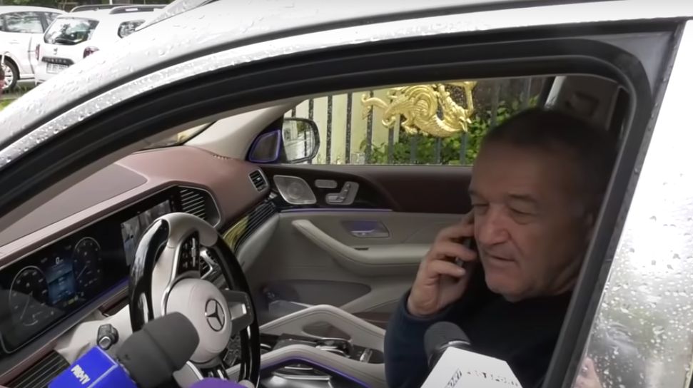 Gigi Becali a fost oprit în trafic, în timp ce vorbea la telefon în direct: ”Stai că m-a oprit poliția”