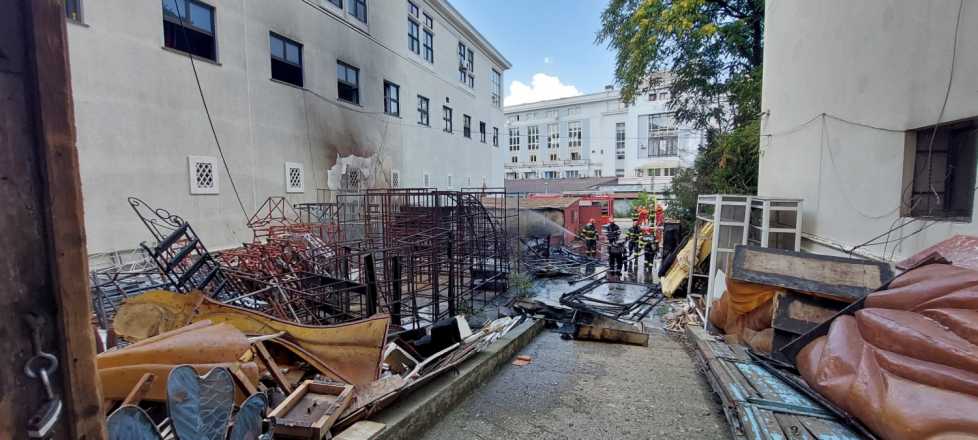 Incendiu la Opera Naţională Bucureşti. Faţada clădirii, afectată pe o o suprafaţă mare – FOTO