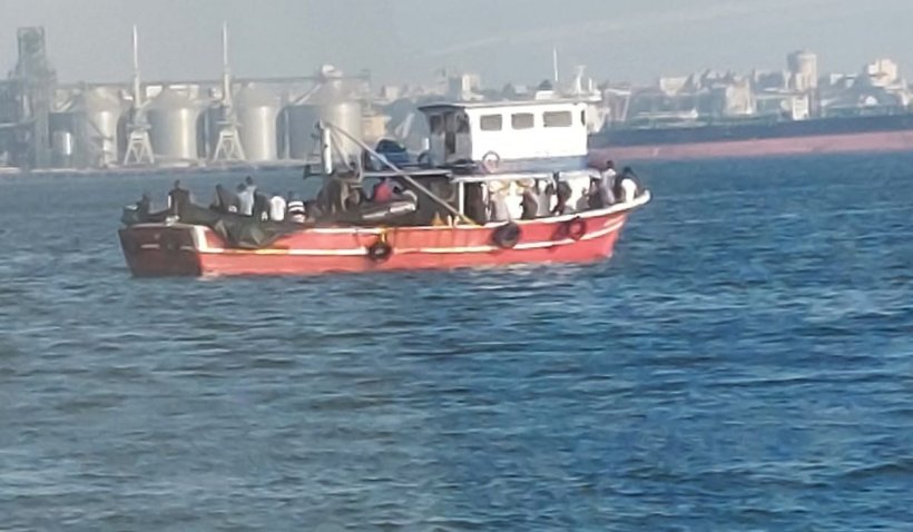 În Vama Veche, Garda de Coastă a identificat o barcă de lemn cu zeci de migranţi la bord