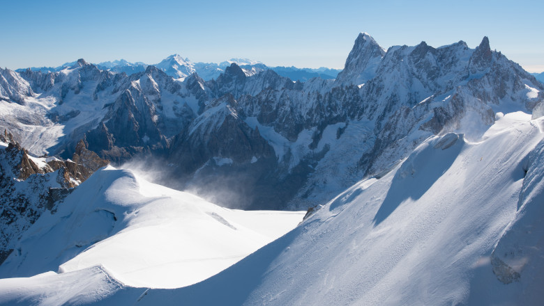 Cinci turişti români au încercat să urce pe Vârful Mont Blanc purtând pantaloni scurți, adidași și pălării de paie
