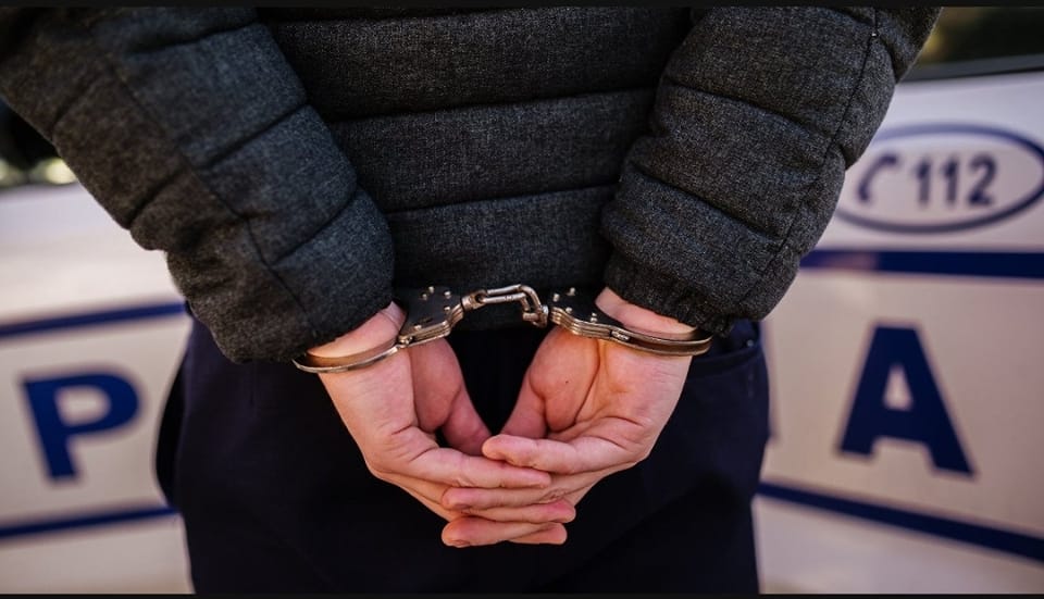 Cum a reuşit un tânăr din Belgia să evadeze dintr-o secţie de poliţie. A trecut neobservat pe lângă ofiţerii de serviciu de la uşa principală