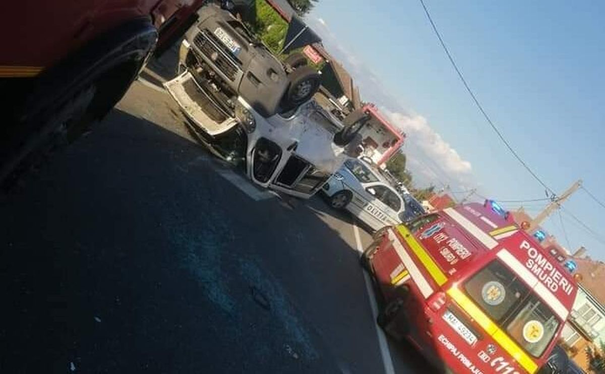 Accident între un microbuz și un autoturism, soldat cu 11 răniţi, în județul Mureș