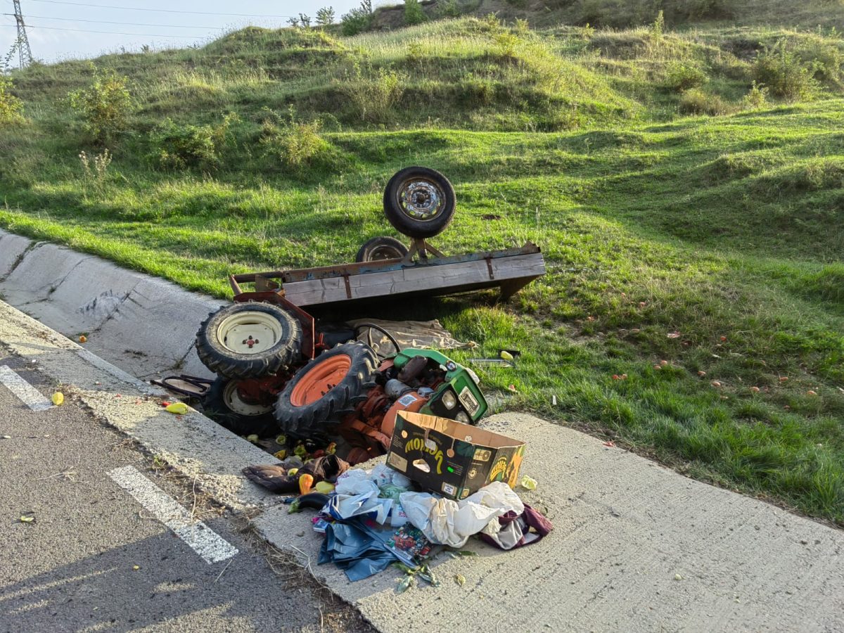 Un tractor cu remorcă s-a răsturnat la Costeşti, în judeţul Iaşi. O femeie a decedat- EXCLUSIV, FOTO