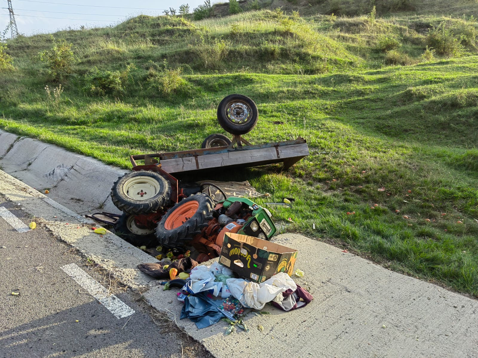 Un Tractor Cu Remorc S a R sturnat La Coste ti n Jude ul Ia i O un-tractor-cu-remorc-s-a-r-sturnat-la-coste-ti-n-jude-ul-ia-i-o