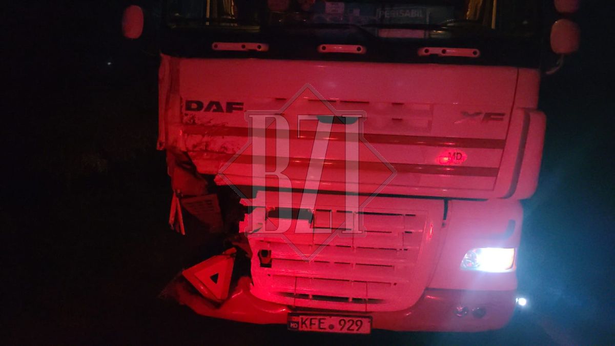 Accident rutier grav la Iaşi! Două TIR-uri şi un microbuz s-au izbit violent. Mai multe persoane au fost rănite – EXCLUSIV, FOTO