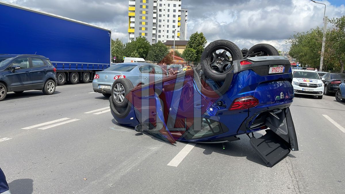 Accident rutier în Iaşi. O maşină s-a răsturnat pe o stradă din CUG, după ce s-a izbit de un alt autoturism – EXCLUSIV, FOTO, UPDATE, VIDEO