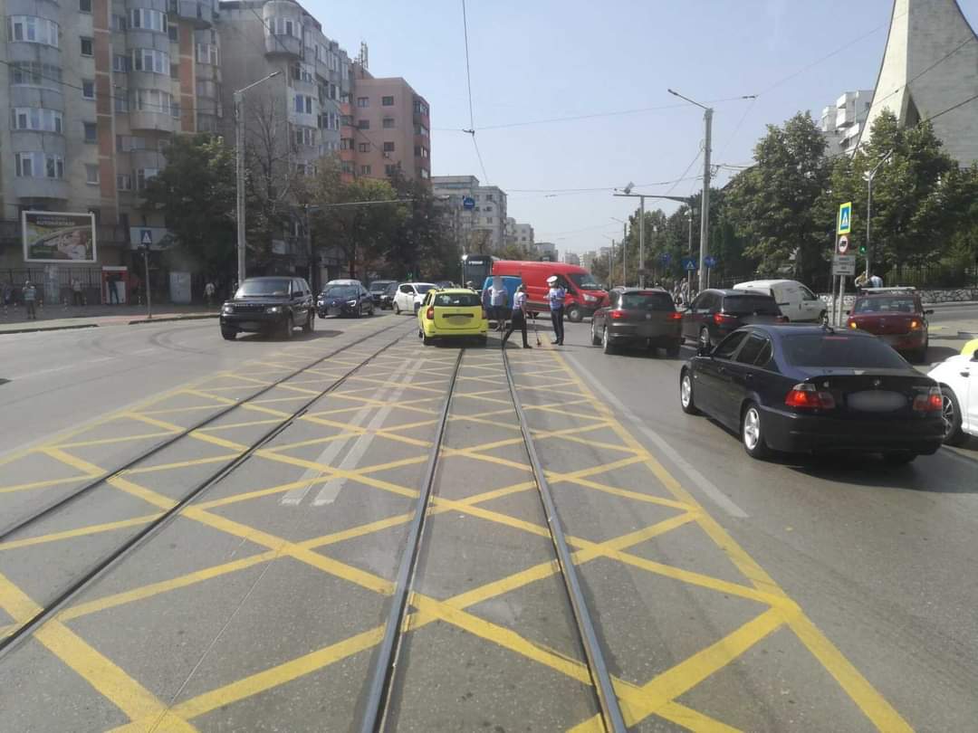 Accident rutier în CUG. Circulaţia tramvaielor, blocată după ce două autoturisme s-au izbit – EXCLUSIV