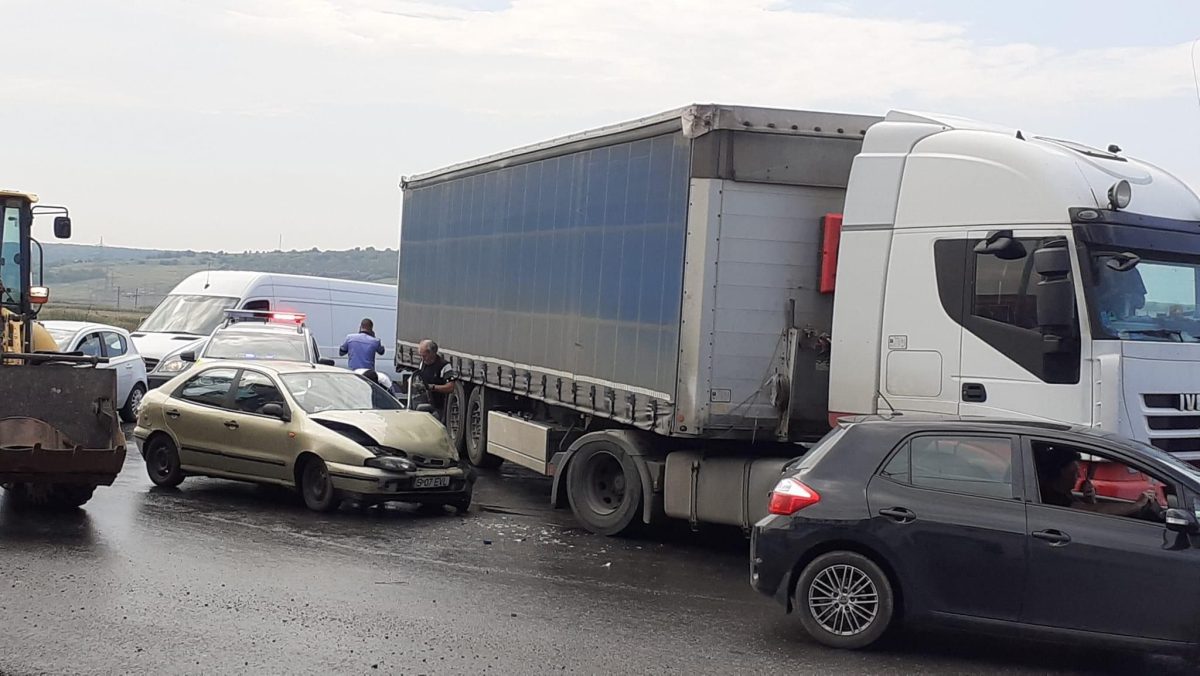 Accident rutier pe șoseaua de centură. Un autoturism a intrat în coliziune cu un TIR – EXCLUSIV